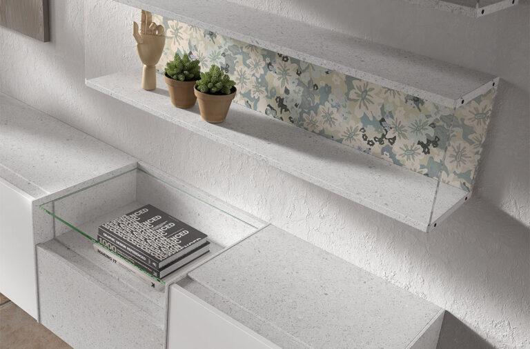 Moble de menjador amb lacat blanc i acabats en pedra - Mobles Abitare